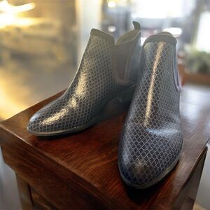 Bertrand elegant dark blue waterproof ankle boots size 8.5